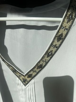 Blusa joya beige y blanca