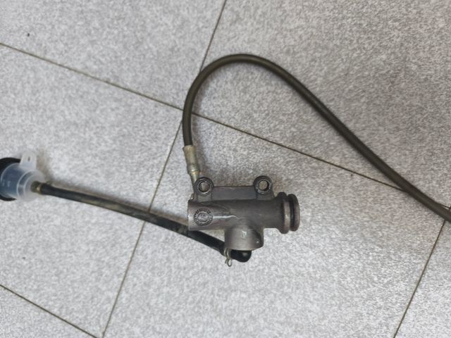 Freno trasero con sensor luz freno rieju