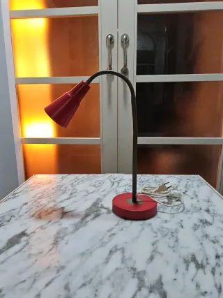 Lámpara de mesa Ikea People Roja