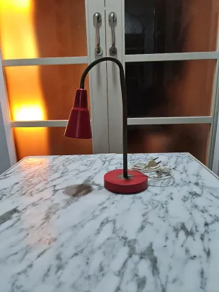 Lámpara de mesa Ikea People Roja