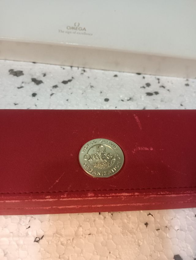 Estuche antiguo Omega rojo