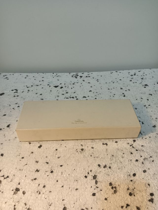 Estuche antiguo Omega rojo