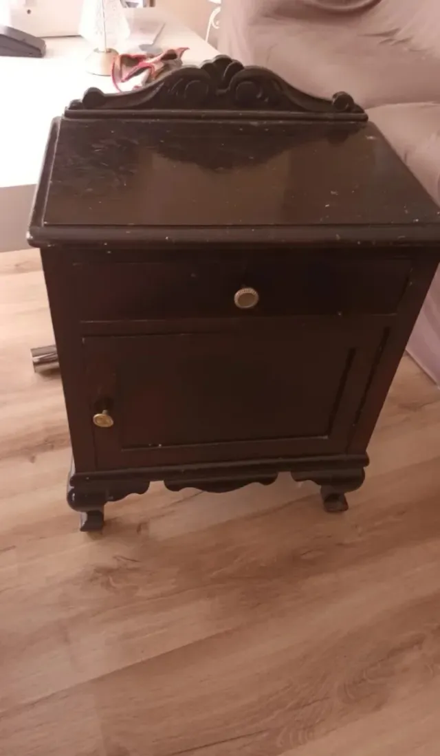Mesita de noche de madera oscura