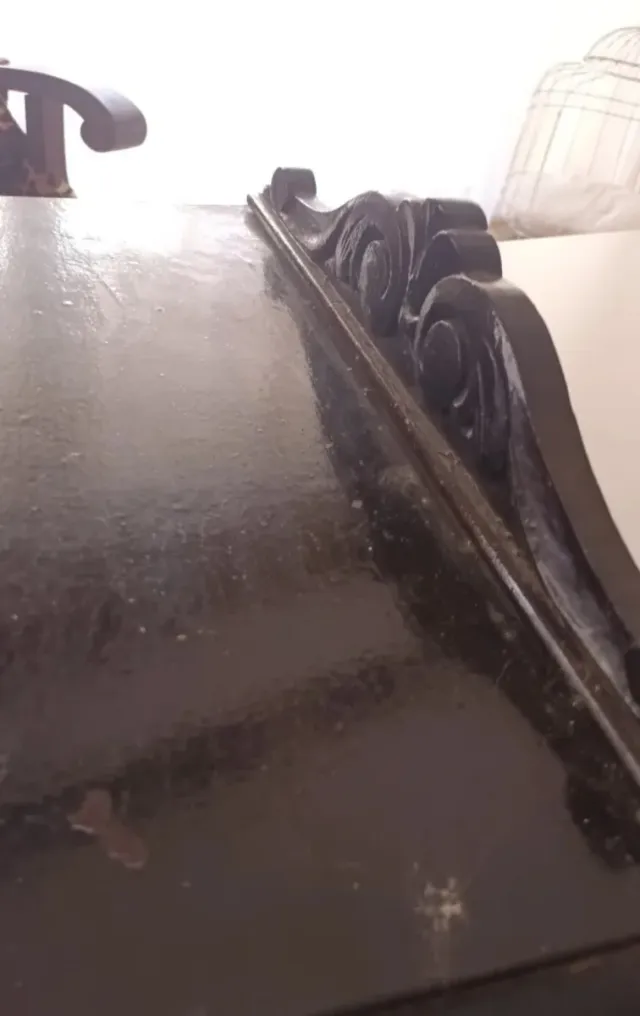 Mesita de noche de madera oscura