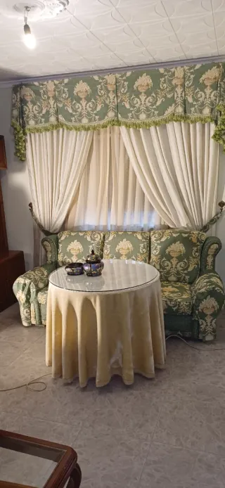 Conjunto de sofa vintage cortinas y mesa redonda