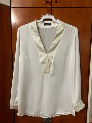 Blusa blanca con detalles dorados