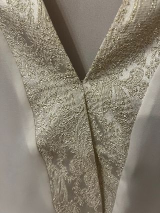 Blusa blanca con detalles dorados