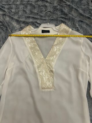 Blusa blanca con detalles dorados