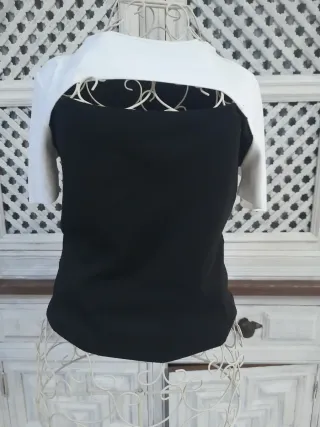 Camiseta con abertura frontal