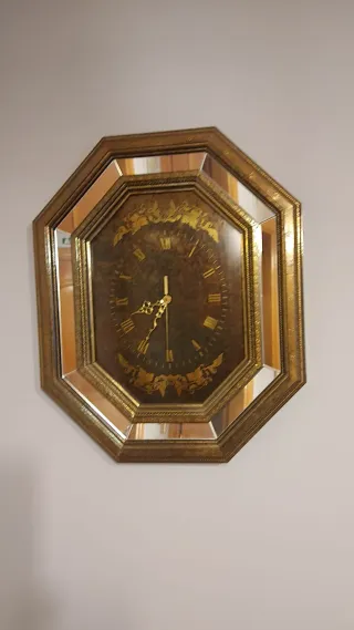 Reloj Octogonal Dorado con Espejos