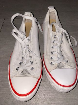 Zapatillas blancas con detalles rojos