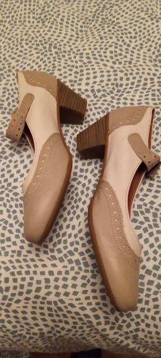 Zapatos beige de tacón 