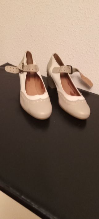 Zapatos beige de tacón 