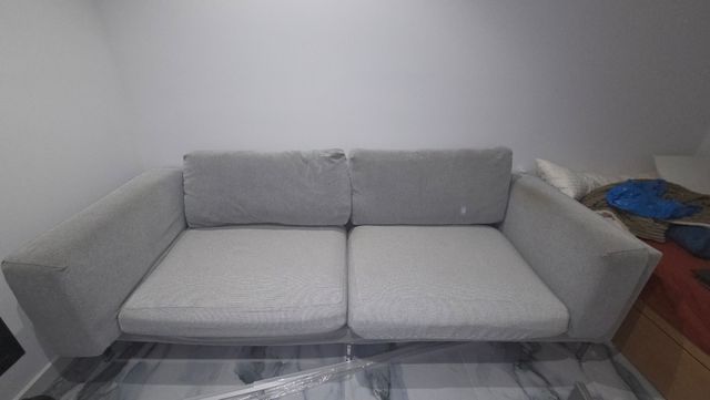 Sofá gris de tela como nuevo. Con fundas a medida