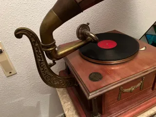 Gramófono antiguo con disco
