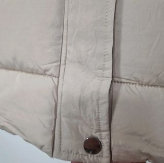Chaleco acolchado con capucha beige nuevo