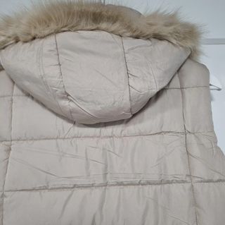 Chaleco acolchado con capucha beige nuevo