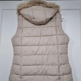 Chaleco acolchado con capucha beige nuevo