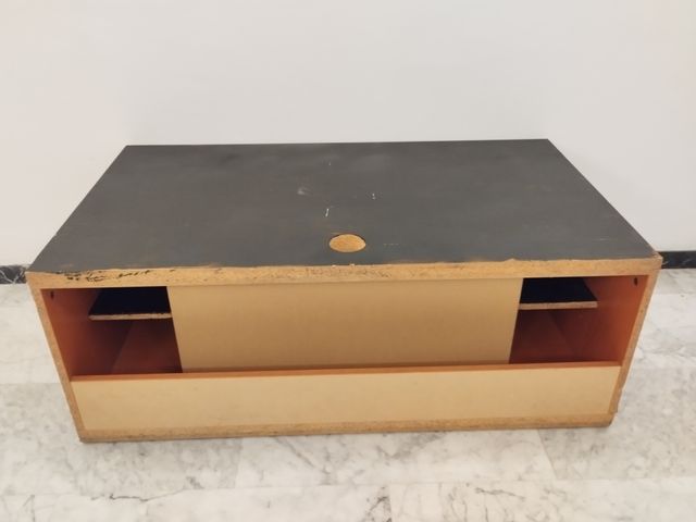 Mesa TV madera naranja y negra