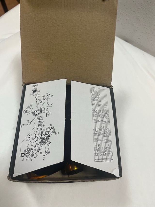 Carrete de pesca negro y dorado..