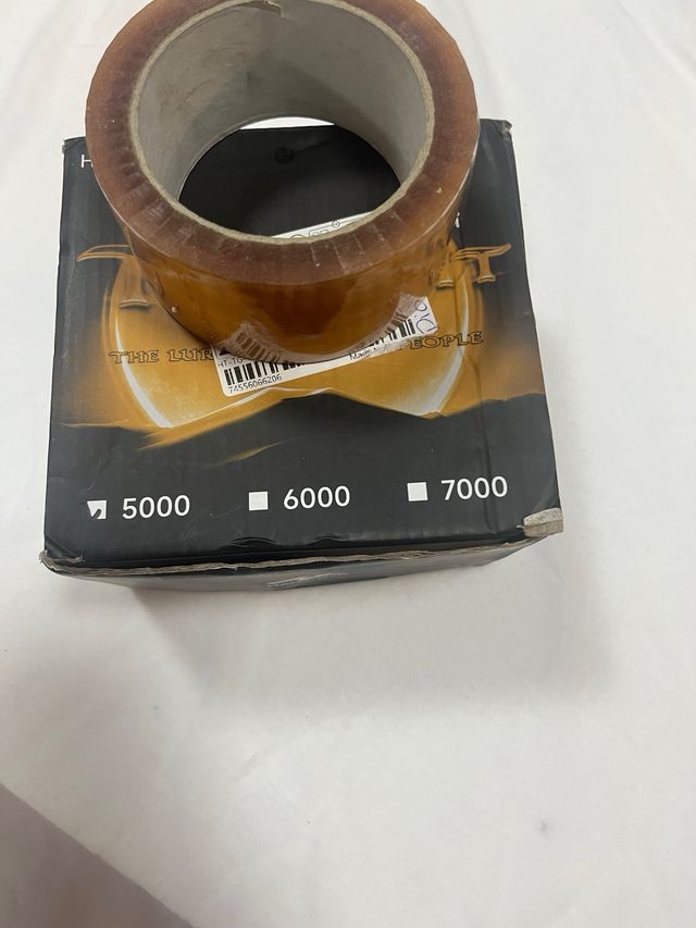 Carrete de pesca negro y dorado..