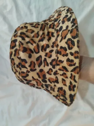 Conjunto sombrero bucket hat y guantes leopardo