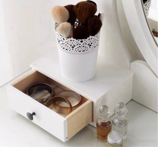 Tocador Ikea Hemnes con espejo ovalado