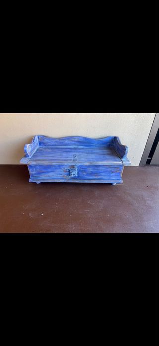 Antiguo banco baúl de madera azul