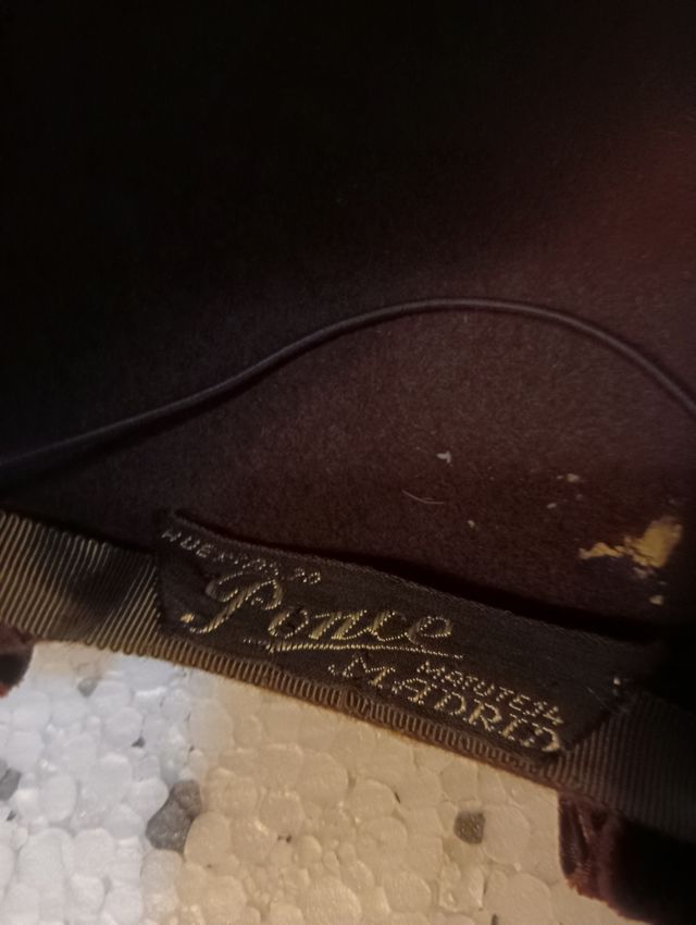 Antiguo sombrero tocado marrón