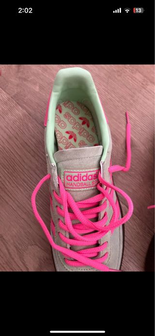 Zapatillas Adidas verdes y rosas