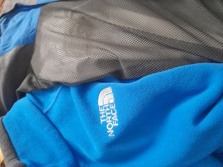 Chaqueta The North Face azul y gris