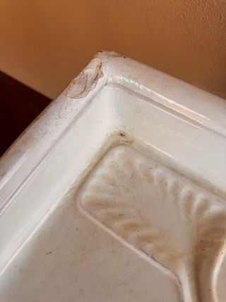 Antiguo lavabo de madera y cerámica
