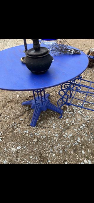 Mesa redonda de hierro fundido azul