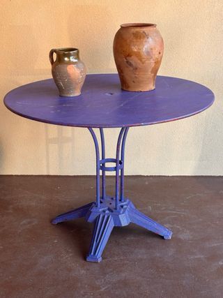 Mesa redonda de hierro fundido azul