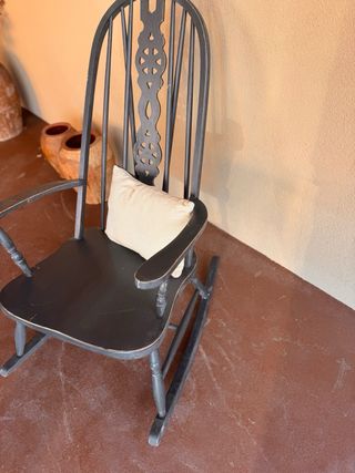 Mecedora de madera negra