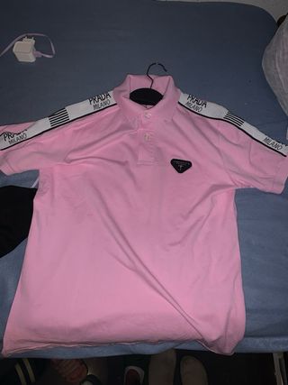 Polo Prada Rosa con Logo Triángulo