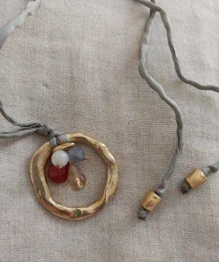 Collar aro dorado con abalorios