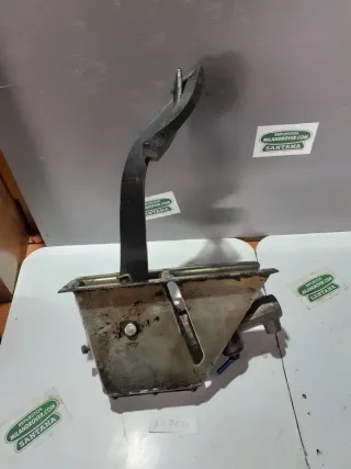 EM9031 Pedal de embrague con bomba Land Rover