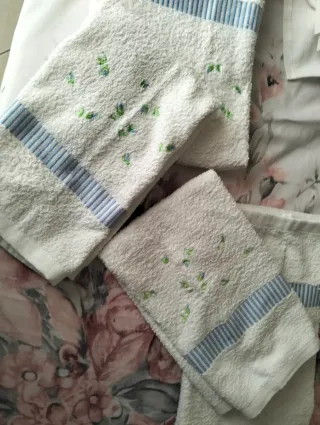 Coppia Asciugamani Cotone Ricamati 2 grandi e 2 pi