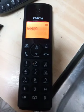 2 teléfonos Motorola y digi x 5 euros los dos.