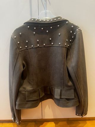 Chaqueta VOYELLES verde militar tachuelas