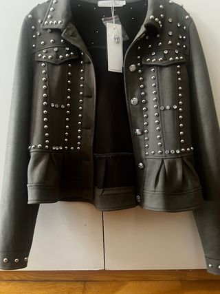 Chaqueta VOYELLES verde militar tachuelas