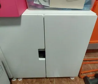 Mesa auxiliar blanca y rosa