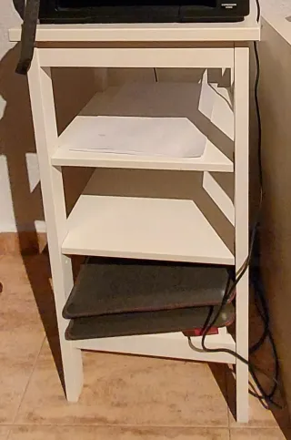 Mesa auxiliar blanca y rosa