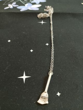 Colgante escoba plata
