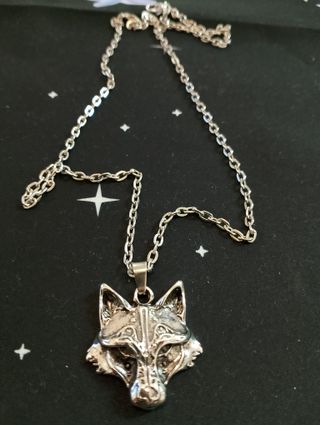 Colgante de lobo plateado