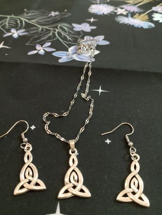 Conjunto collar y pendientes nudo celta