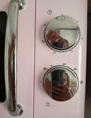 Microondas rosa estilo retro