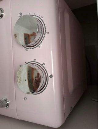 Microondas rosa estilo retro