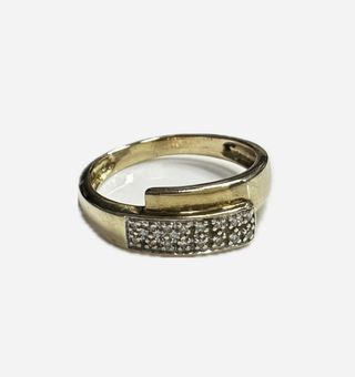 Anillo tipo lazo con circonitas de oro amarillo 18K, T17